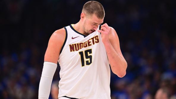 Nikola Jokić briše lice dresom Denvera na utakmici