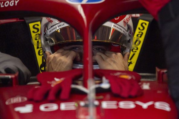 Šarl Lekler sedi u bolidu Ferarija.