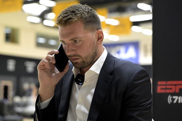Luka Dončić priča na telefon.