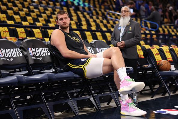 Nikola Jokić sedi na klupi.