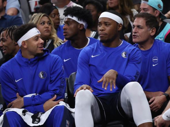 Rišon Holms na klupi Dalasa