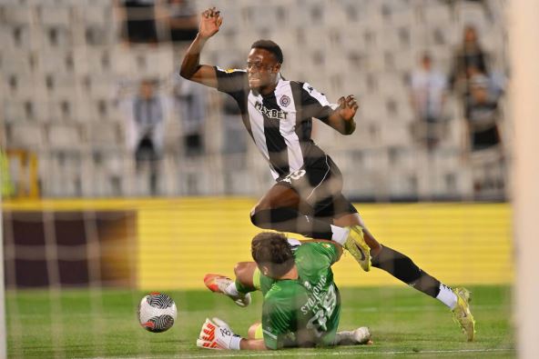 Demba Sek u duelu protiv Vladimira Stojkovića na Partizan Radnički 1923