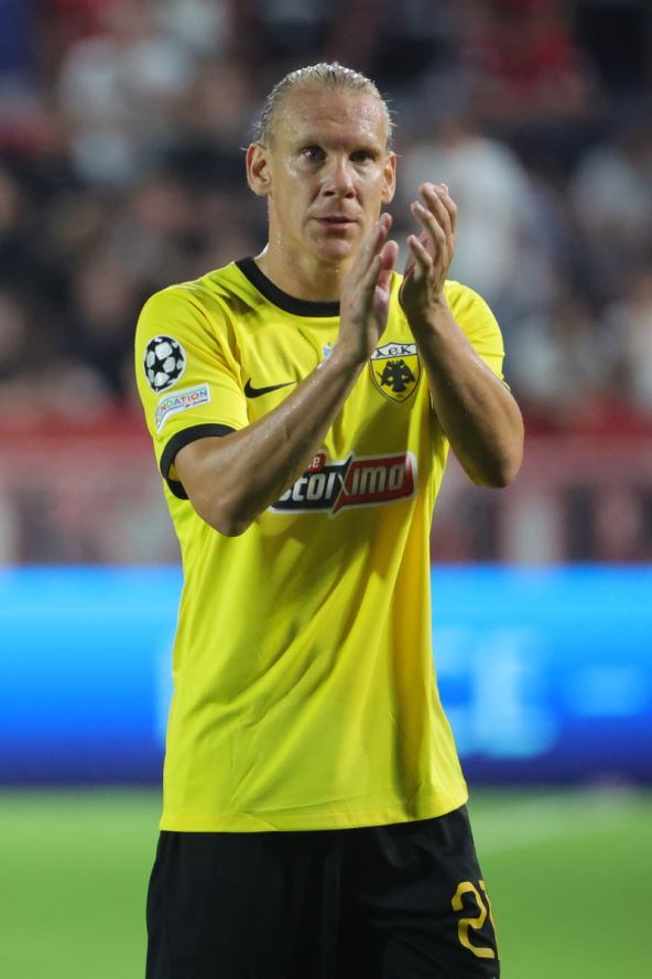 Domagoj Vida u dresu AEK u Ligi šampiona