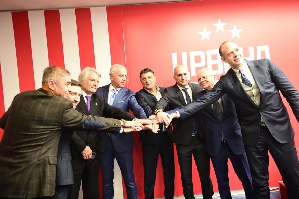 Rukovodstvo Crvene zvezde stavlja ruke na gomilu.