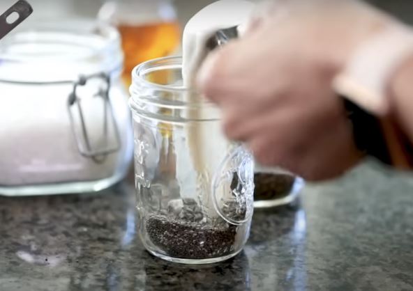 mešanje čia semenki sa mlekom