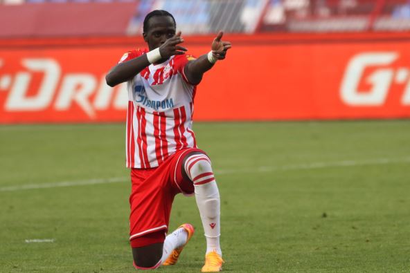 Šerif Endiaje imitira da puca u dresu Zvezde.