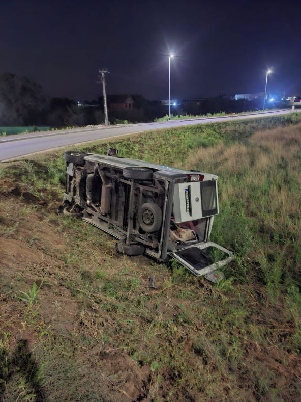 Kombi Amadeus benda prevrnut pored puta