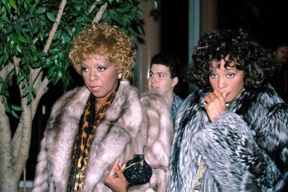 Vitni Hjuston sa majkom