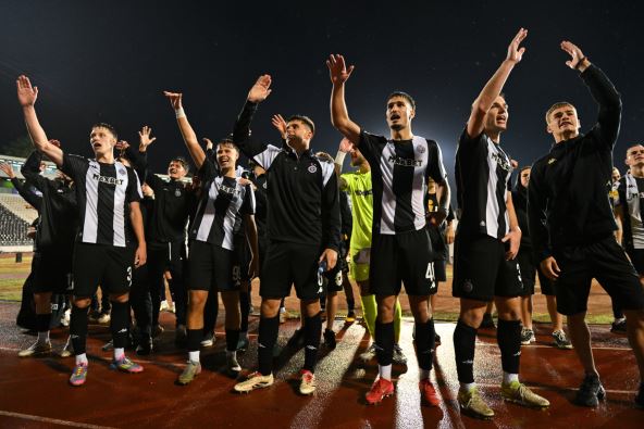 Partizanove bebe slave s navijačima.