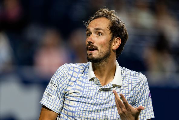 Danil Medvedev nemoćan na meču.