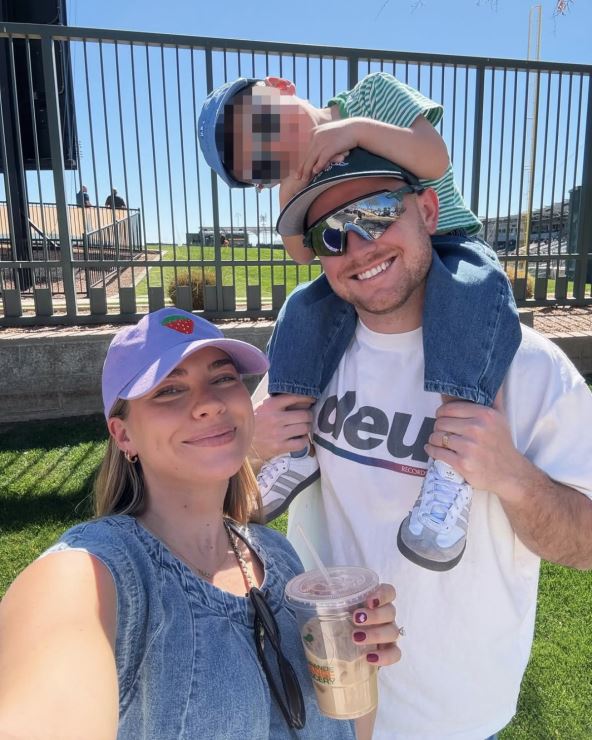 Emili Kiser sa mužem i sinom