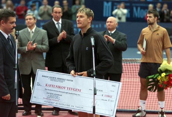 Jevgenij Kafeljnikov sa čekom posle pobede 2001. godine.