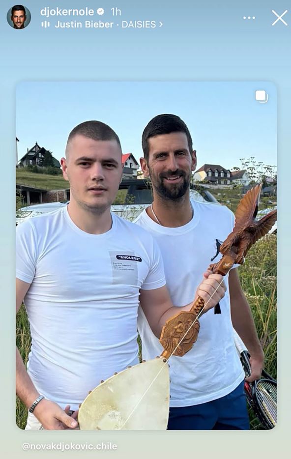 Novak Đoković sa guslama.jpg