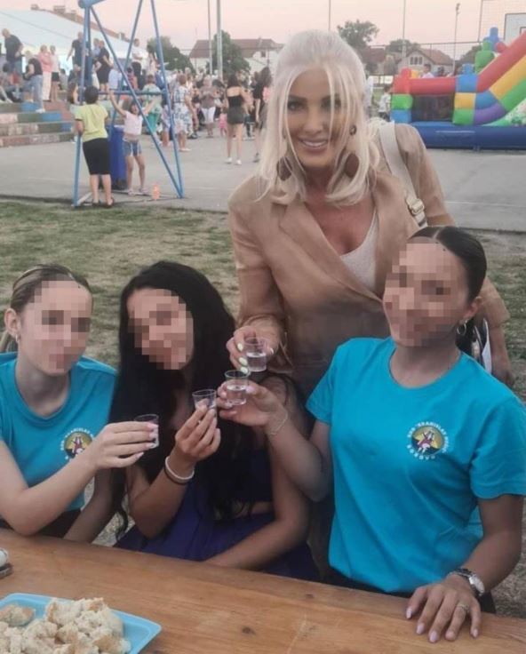 Cakana se fotografisala sa fanovima