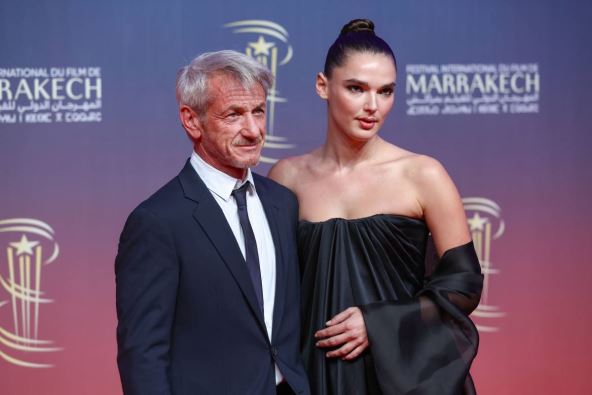 Valerija je 34 godine mlađa od Pena