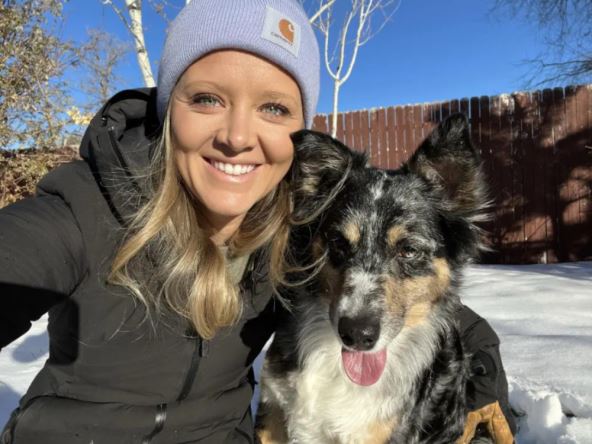 Britni Meri Džuns Keli Klarkson asistentkinja