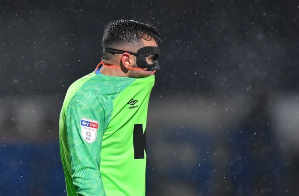 Golman David Raja sa maskom, nakon što je polomio nos.