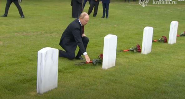 Vladimir Putin polaže cveće na grobove sovjetskih vojnika na Aljasci 1.jpg