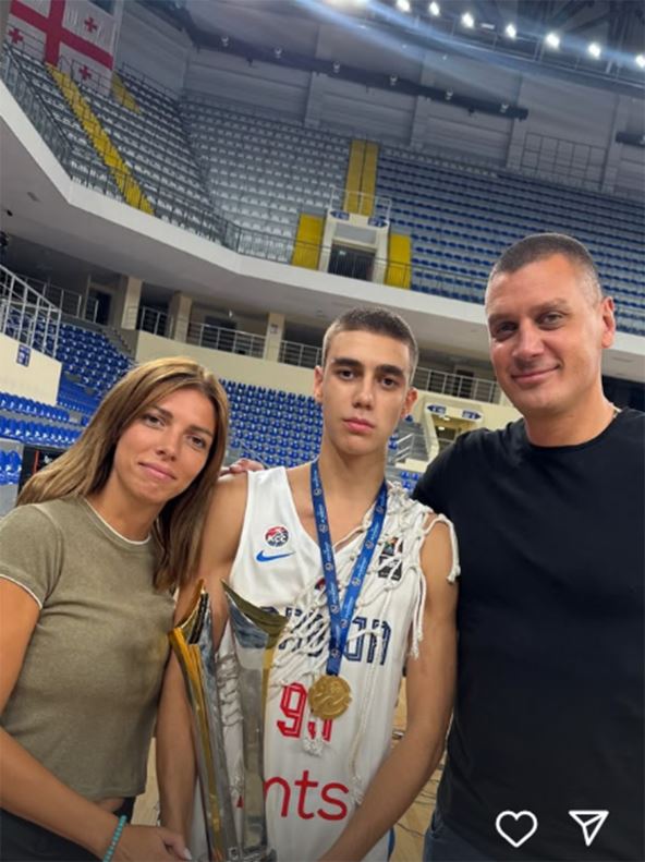 Luka Pavlović sa majkom i ocem Aleksandrom posle osvajanja zlata na Eurobasketu.