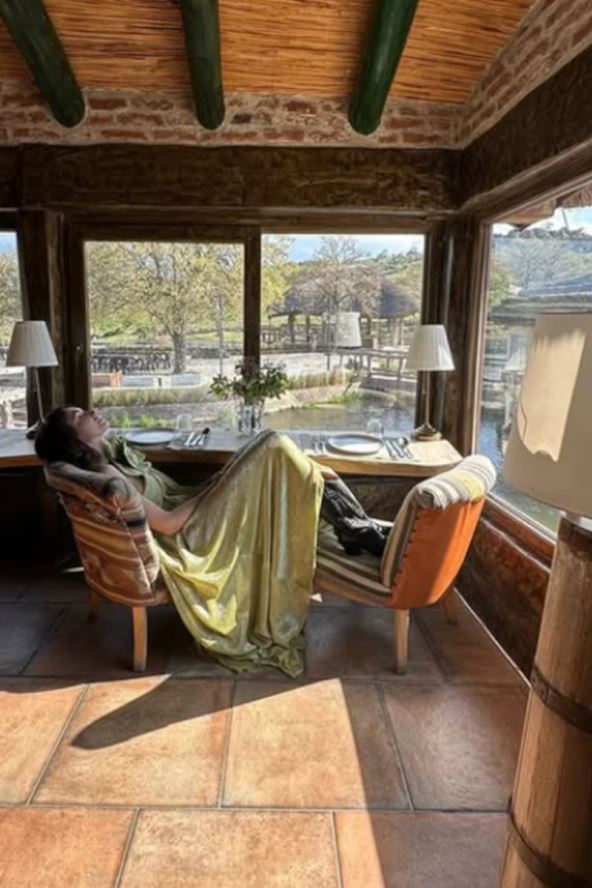 Emina Jahović podigla noge u čizmama u restoranu