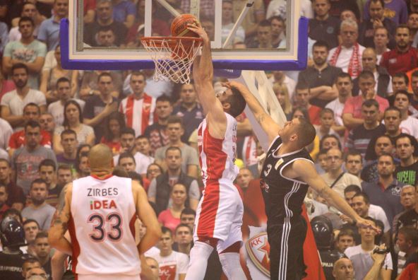 Branko Lazić zakucavanje preko Saše Pavlović