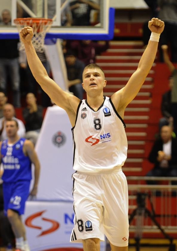 Edo Murić slavi koš u dresu Partizana