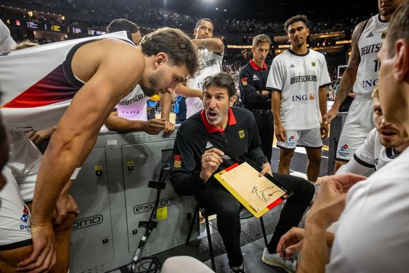 Košarkaši Nemačke na utakmici slušaju tajm-aut selektora Aleksa Mumbrua.