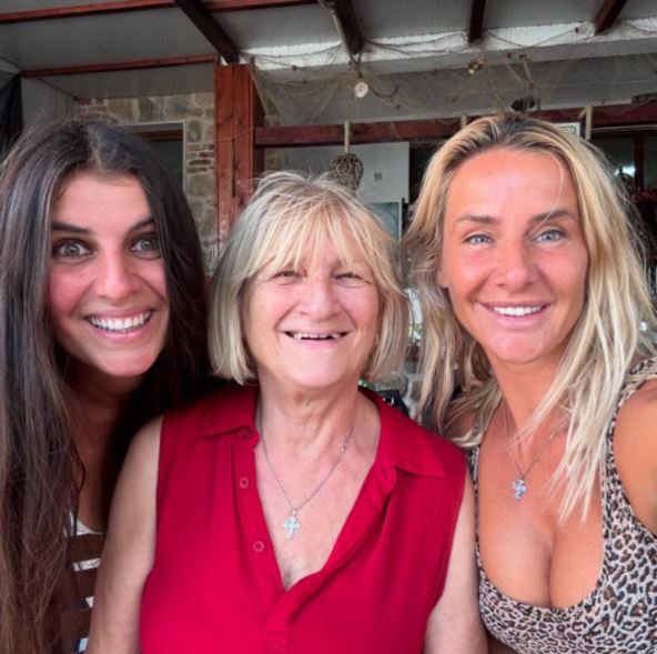 Milica Dabović sa majkom i sestrom