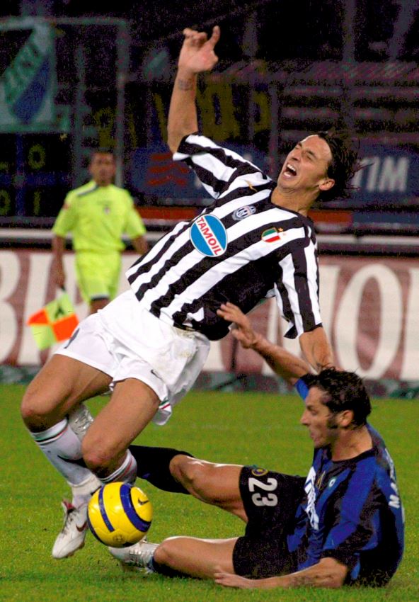 Marko Materaci faulira Zlatana Ibrahimovića