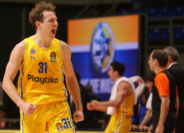 Rokas Jokubaitis plejmejker Makabija slavi pobedu u Pioniru