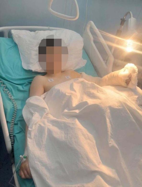 Dečak operacija šake 2.jpg