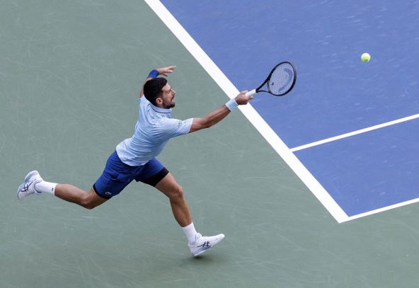 Novak Đoković udara lopticu protiv Svajde na US Openu
