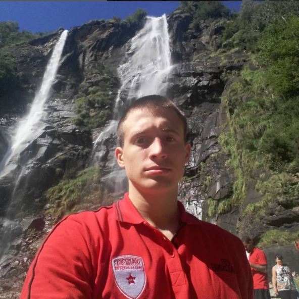 Aleksa Avramović na vodopadu