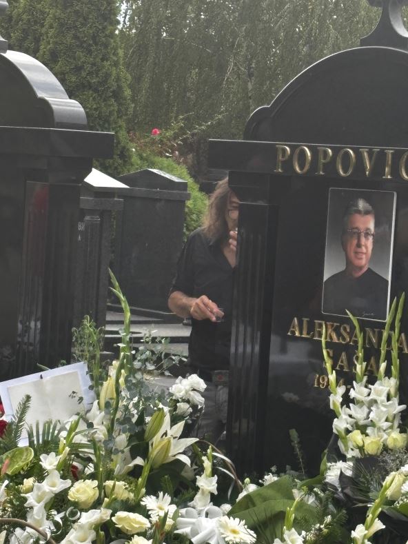 Rale stoji sam pored groba i pije (1).jpg