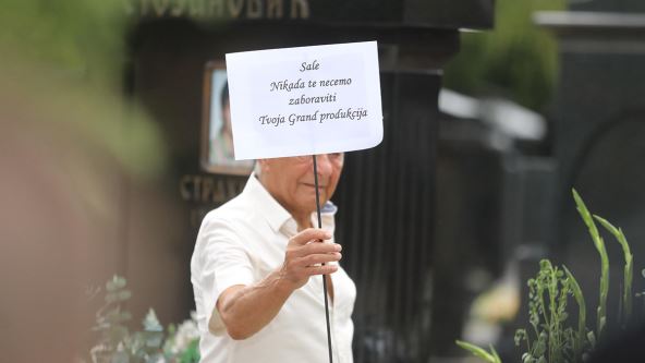 Čovek ostavio potresnu poruku na grobu (2).jpg