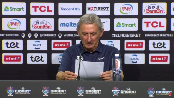 Svetislav Pešić na konferenciji za medije.