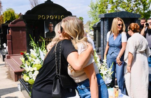 Suzana Jovanović i Viki Miljković na pomenu Saši Popoviću
