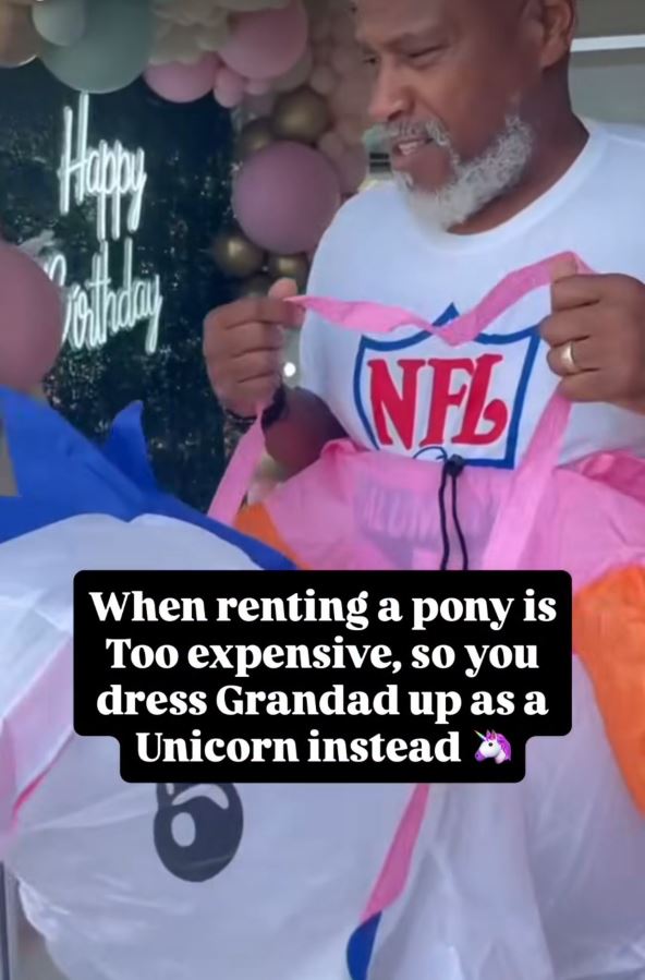 Deka maskiran u ponija na rođendanu unuke