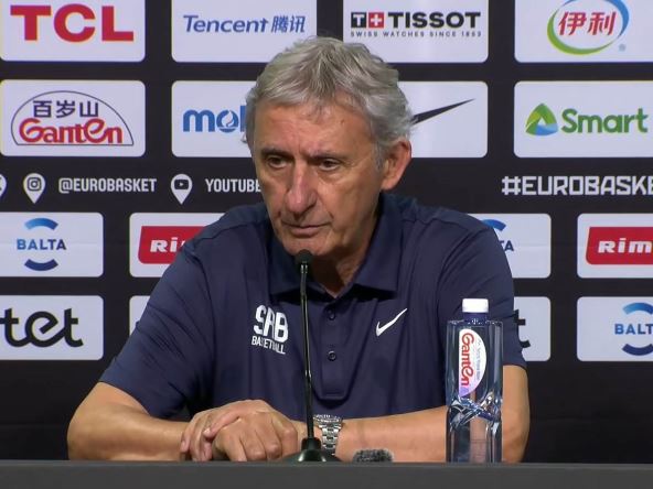 Svetislav Pešić na konferenciji za medije.