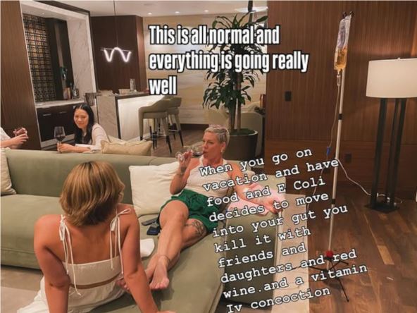 Pink prima infuziju i pije vino