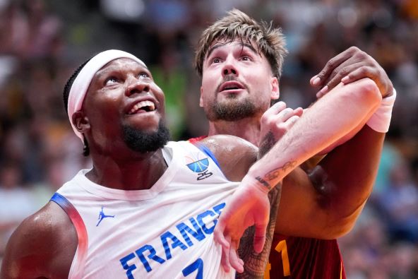 Geršon Jabusele i Huančo Ernangomez u duelu