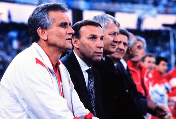 Vladimir Cvetković i Dragan Džajić i Ljupko Petrović na klupi u Bariju 1991vicLj5.jpg