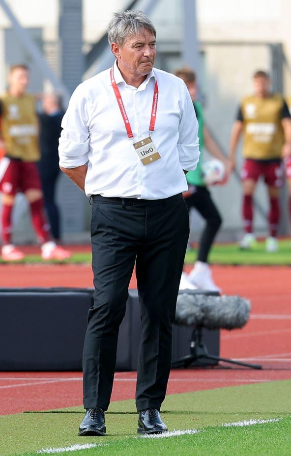 Dragan Stojković Piksi vodi meč protiv Letonije