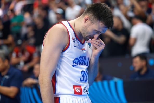 Aleksa Avramović ljubi krst na Eurobasketu