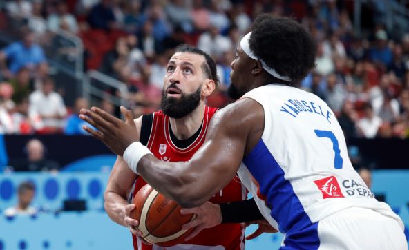 Tornike Šengelija i Gerson Jabusele u duelu na Gruzija Francuska na Eurobasketu
