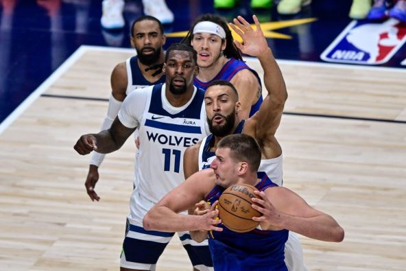 Nikola Jokić u duelu protiv Rudija Gobera i Naza Rida iz Minesote