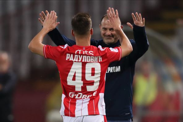 Andrija Radulović se pozdravlja sa Dejanom Stankovićem u Zvezdi