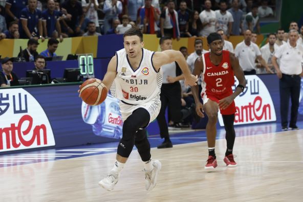 Aleksa Avramović i Šej Gildžes-Aleksander, trenutak kad Avramović krade loptu Kanađaninu na Svetksom prvenstvu u Manili