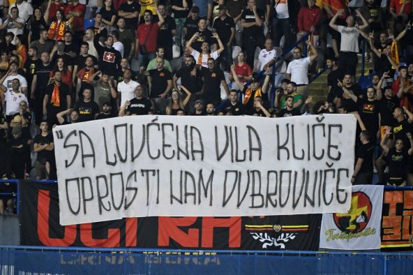 Transparent navijača Crne Gore u Zagrebu u Dubrovniku: Sa Lovćena vila kliče oprosti nam Dubrovniče