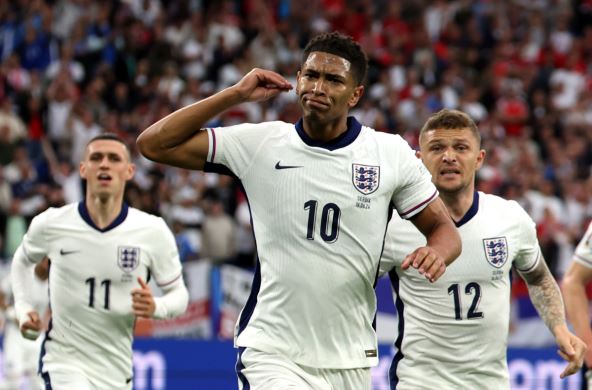 Džud Belingejm slavi gol za Englesku protiv Srbije